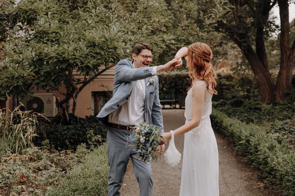 villa kogge paarfotos heiraten in berlin Fotos auf Treppe Eheschließung hochzeitsfotograf berlin standesamtliche trauung