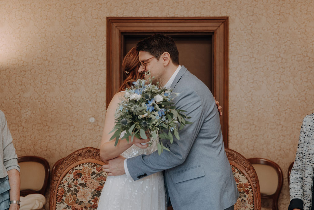villa kogge paarfotos heiraten in berlin Fotos auf Treppe Eheschließung hochzeitsfotograf berlin standesamtliche trauung