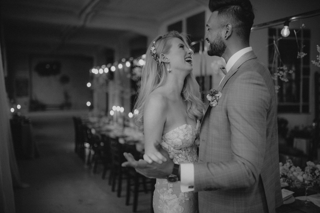 heiraten 2023 mit hochzeitsfotograf berlin in Fabrikgebäude Frühlingshochzeit in der Fabrik 23 in berlin Kirschblüten Paarfotos hochzeitsfotografie rosa lachs