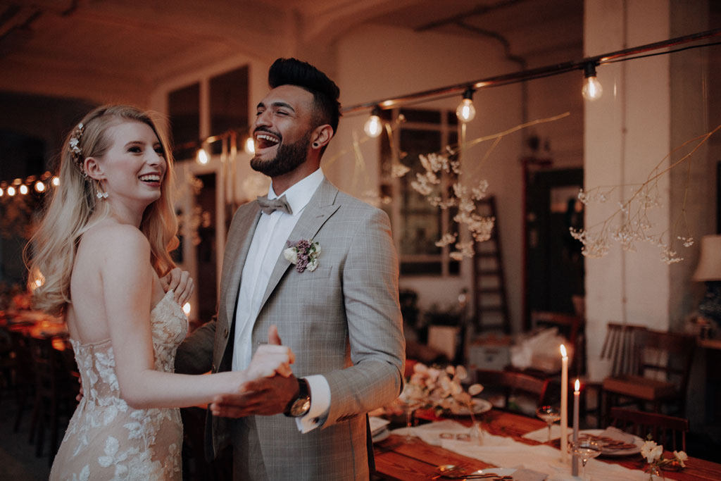 heiraten 2023 mit hochzeitsfotograf berlin in Fabrikgebäude Frühlingshochzeit in der Fabrik 23 in berlin Kirschblüten Paarfotos hochzeitsfotografie rosa lachs