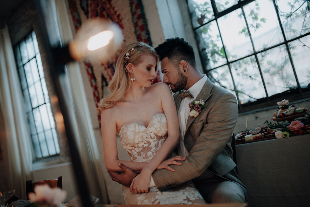 heiraten 2023 mit hochzeitsfotograf berlin in Fabrikgebäude Frühlingshochzeit in der Fabrik 23 in berlin Kirschblüten Paarfotos hochzeitsfotografie rosa lachs