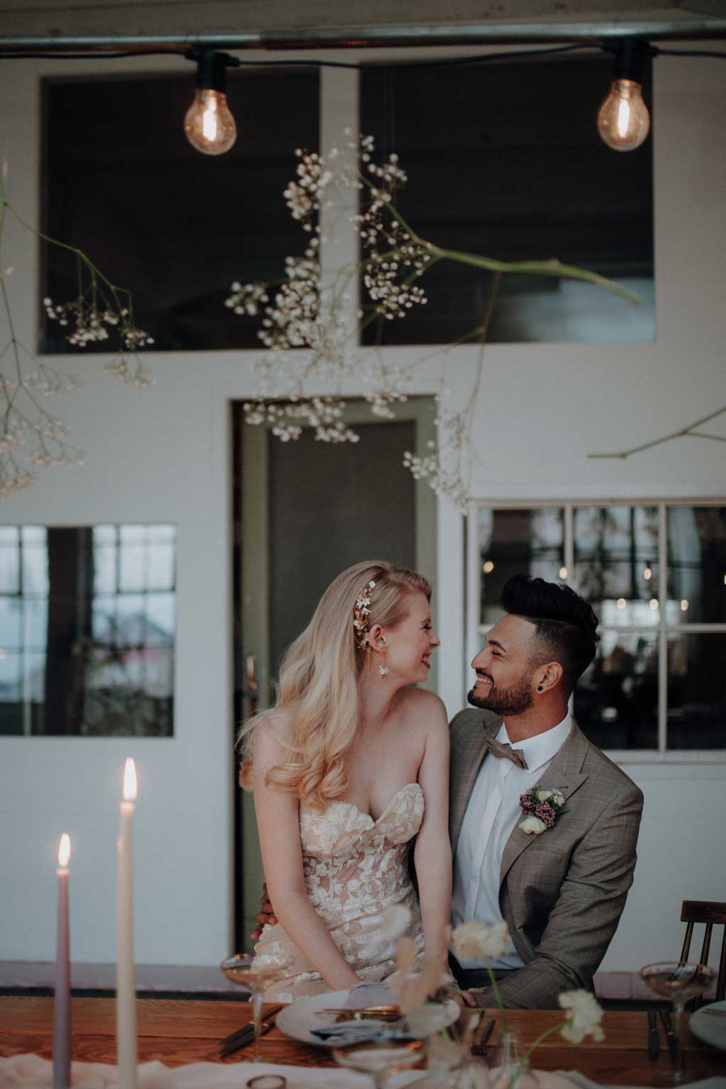 heiraten 2023 mit hochzeitsfotograf berlin in Fabrikgebäude Frühlingshochzeit in der Fabrik 23 in berlin Kirschblüten Paarfotos hochzeitsfotografie rosa lachs