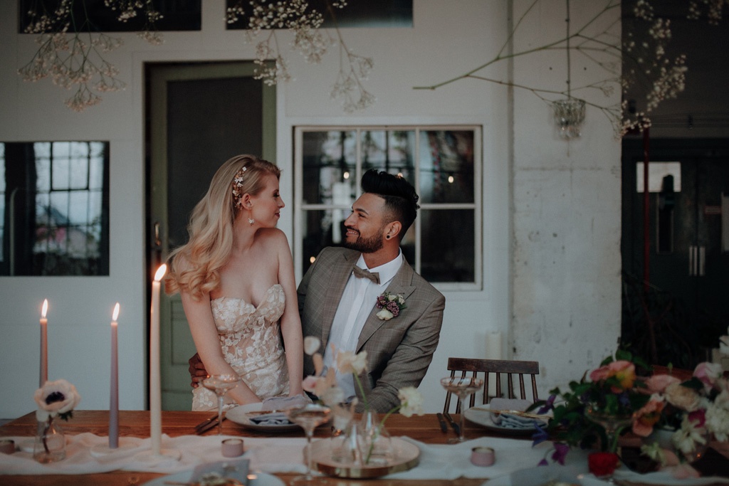 heiraten 2023 mit hochzeitsfotograf berlin in Fabrikgebäude Frühlingshochzeit in der Fabrik 23 in berlin Kirschblüten Paarfotos hochzeitsfotografie rosa lachs