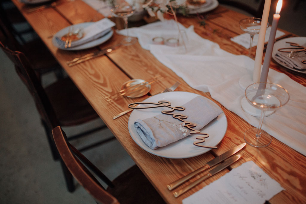 heiraten 2023 mit hochzeitsfotograf berlin in Fabrikgebäude Frühlingshochzeit in der Fabrik 23 in berlin Kirschblüten Paarfotos hochzeitsfotografie rosa lachs Frühlingshochzeit berlin tablesetting tischdeko