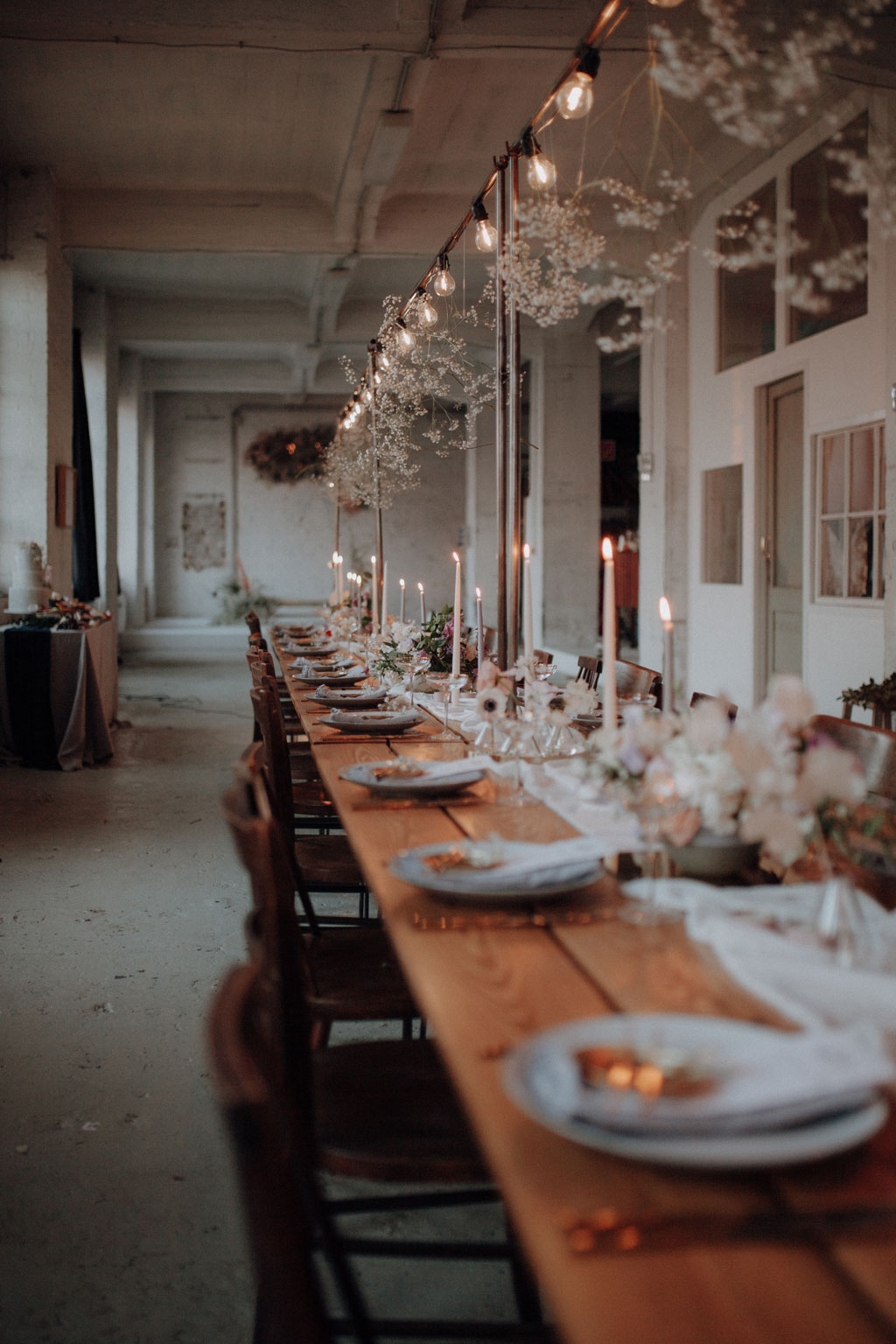 heiraten 2023 mit hochzeitsfotograf berlin in Fabrikgebäude Frühlingshochzeit in der Fabrik 23 in berlin Kirschblüten Paarfotos hochzeitsfotografie rosa lachs Frühlingshochzeit berlin tablesetting tischdeko