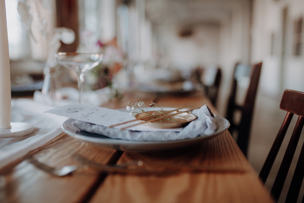 heiraten 2023 mit hochzeitsfotograf berlin in Fabrikgebäude Frühlingshochzeit in der Fabrik 23 in berlin Kirschblüten Paarfotos hochzeitsfotografie rosa lachs Frühlingshochzeit berlin tablesetting tischdeko