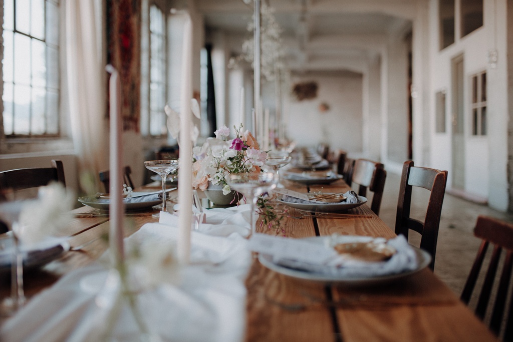 heiraten 2023 mit hochzeitsfotograf berlin in Fabrikgebäude Frühlingshochzeit in der Fabrik 23 in berlin Kirschblüten Paarfotos hochzeitsfotografie rosa lachs Frühlingshochzeit berlin tablesetting tischdeko