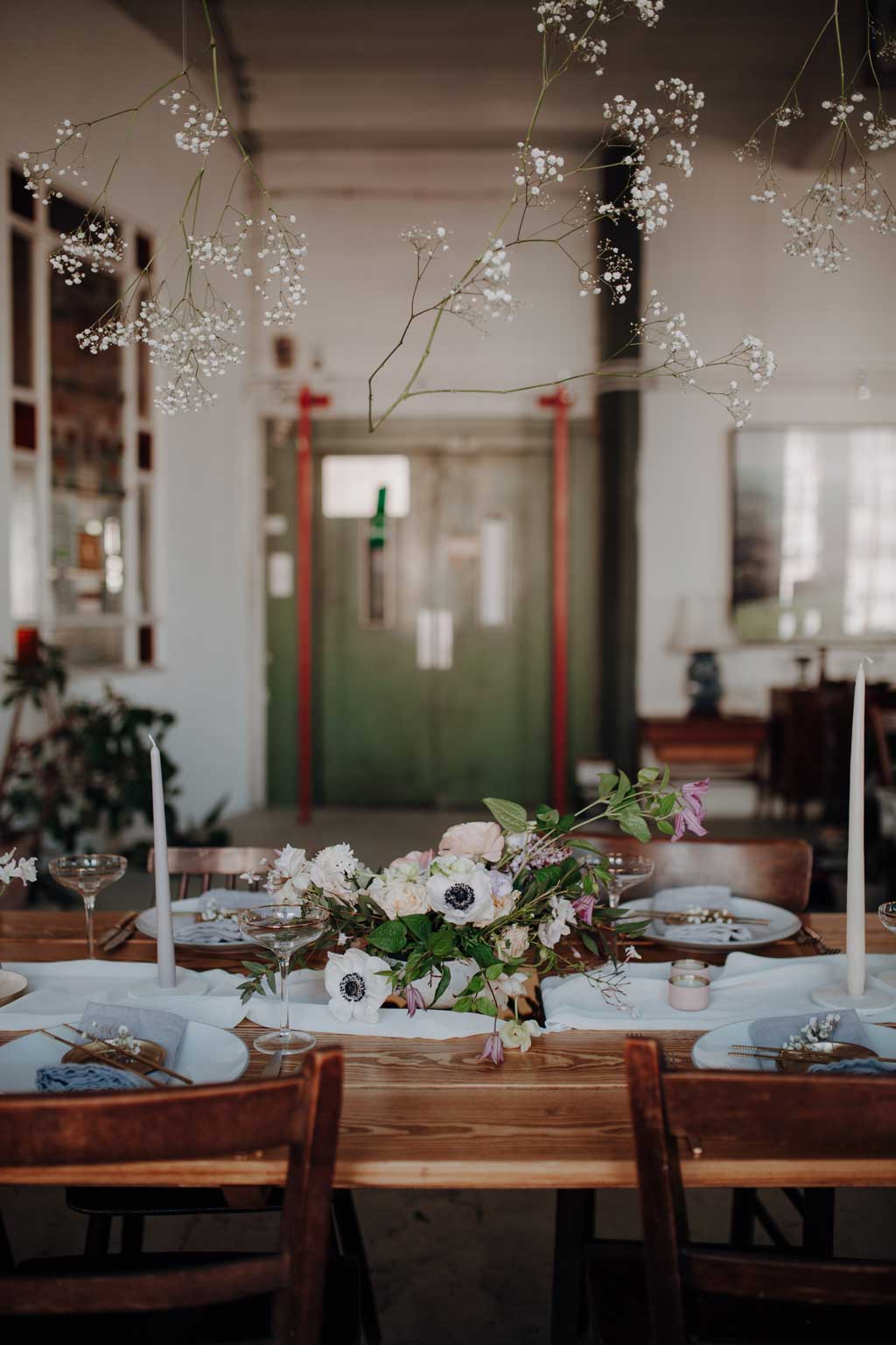 heiraten 2023 mit hochzeitsfotograf berlin in Fabrikgebäude Frühlingshochzeit in der Fabrik 23 in berlin Kirschblüten Paarfotos hochzeitsfotografie rosa lachs Frühlingshochzeit berlin tablesetting tischdeko