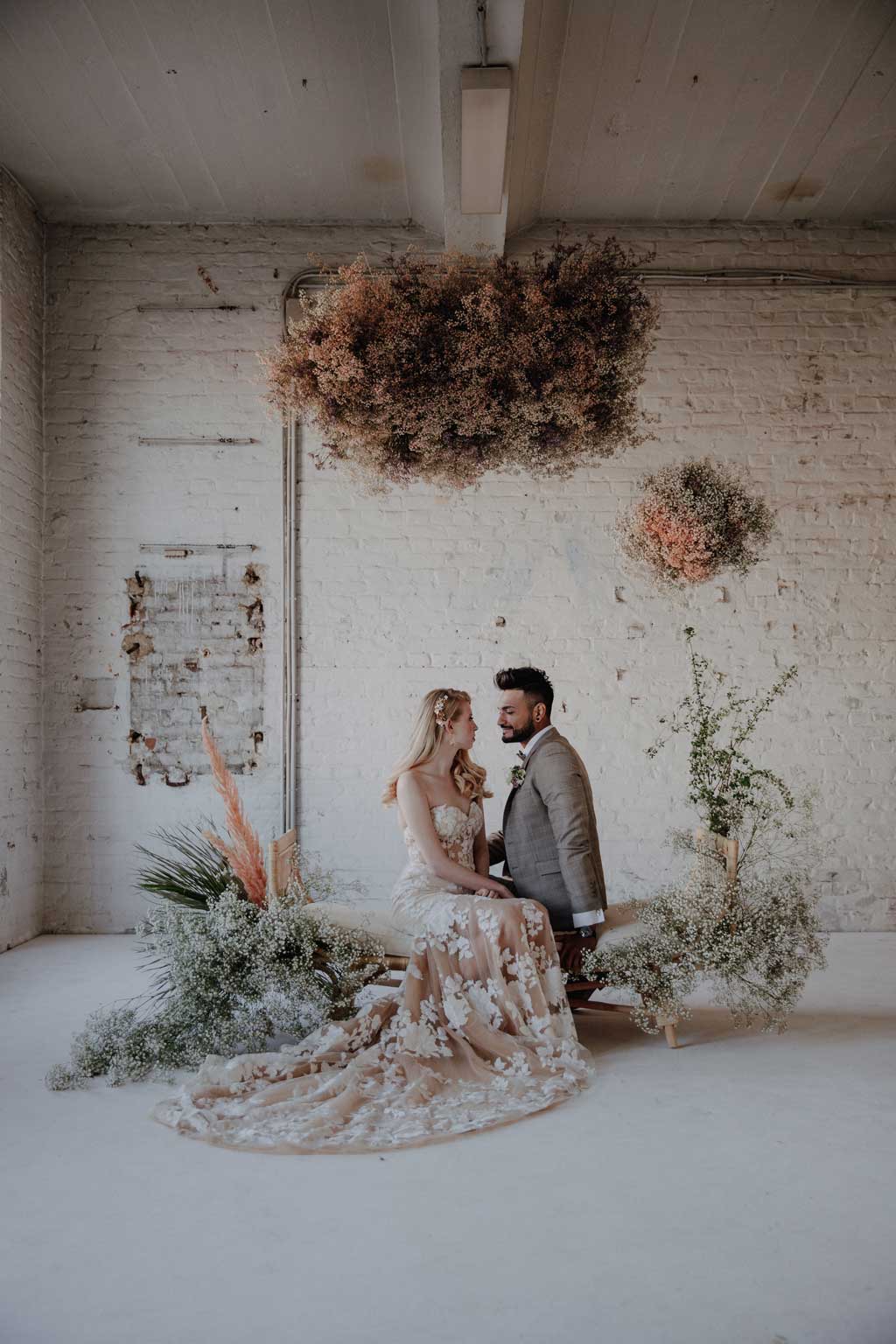 heiraten 2023 mit hochzeitsfotograf berlin in Fabrikgebäude Frühlingshochzeit in der Fabrik 23 in berlin Kirschblüten Paarfotos hochzeitsfotografie rosa lachs