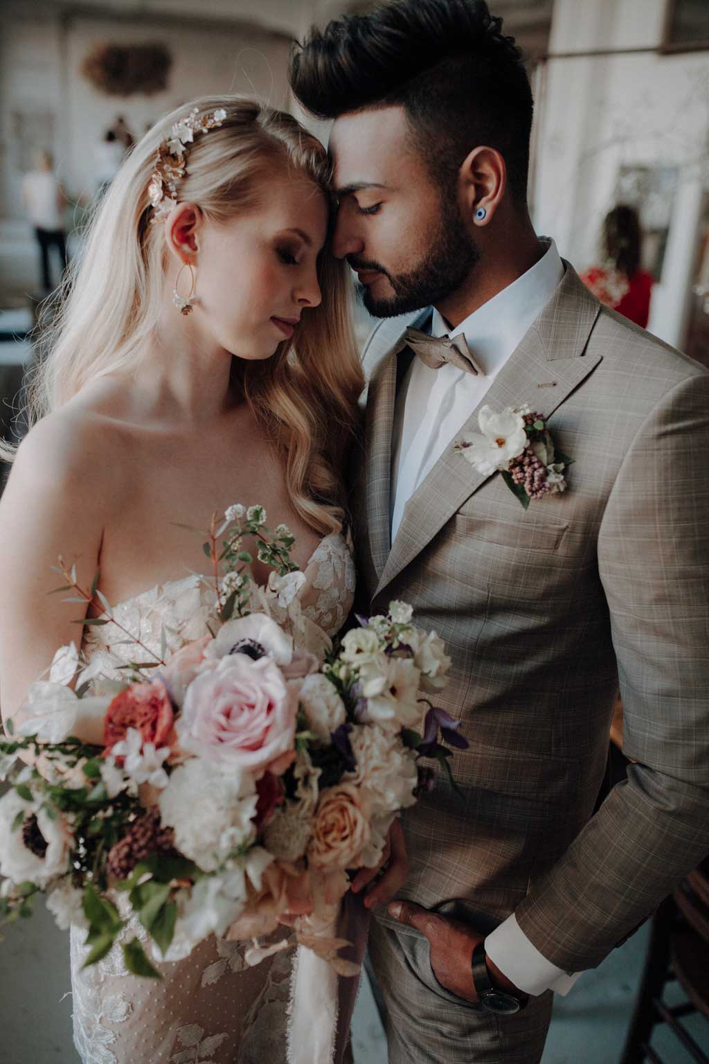 heiraten 2023 mit hochzeitsfotograf berlin in Fabrikgebäude Frühlingshochzeit in der Fabrik 23 in berlin Kirschblüten Paarfotos hochzeitsfotografie rosa lachs