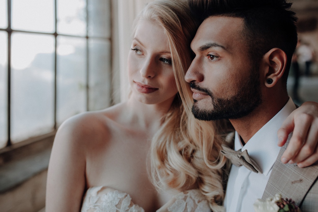 heiraten 2023 mit hochzeitsfotograf berlin in Fabrikgebäude Frühlingshochzeit in der Fabrik 23 in berlin Kirschblüten Paarfotos hochzeitsfotografie rosa lachs