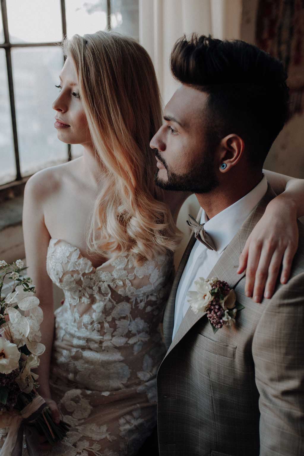 heiraten 2023 mit hochzeitsfotograf berlin in Fabrikgebäude Frühlingshochzeit in der Fabrik 23 in berlin Kirschblüten Paarfotos hochzeitsfotografie rosa lachs