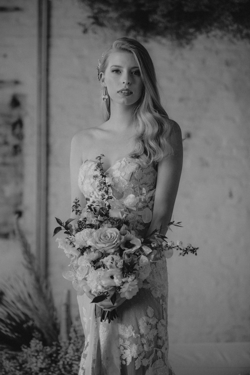 heiraten 2023 mit hochzeitsfotograf berlin in Fabrikgebäude Frühlingshochzeit in der Fabrik 23 in berlin Kirschblüten Paarfotos hochzeitsfotografie rosa lachs