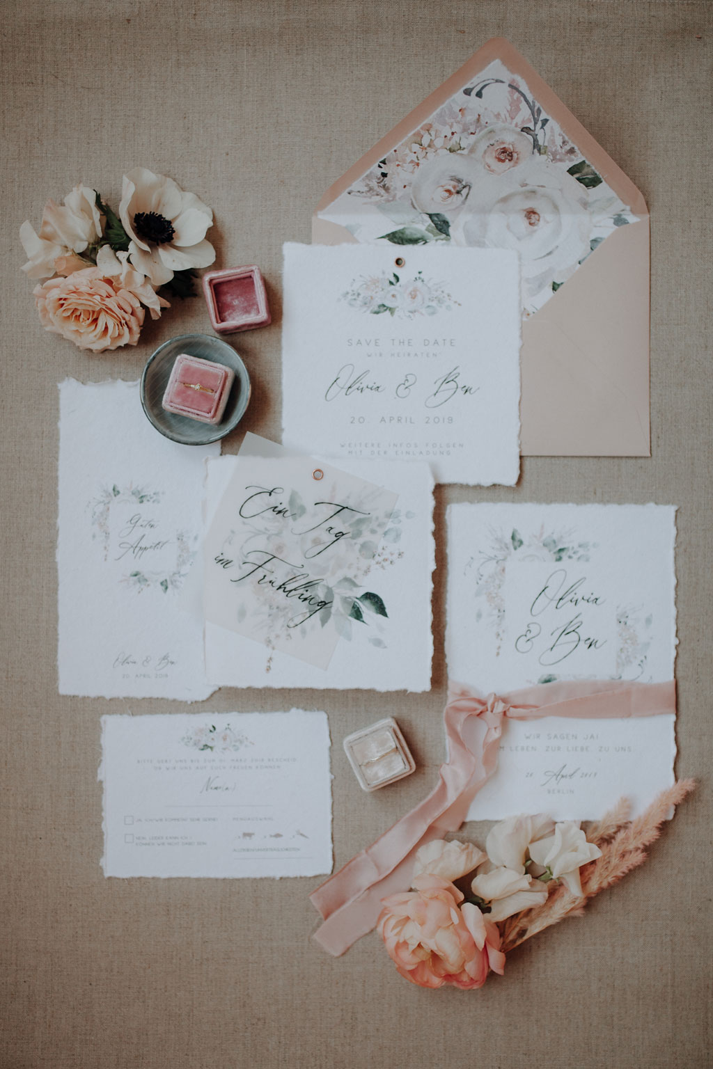 heiraten 2023 mit hochzeitsfotograf berlin in Fabrikgebäude Frühlingshochzeit in der Fabrik 23 in berlin Kirschblüten Paarfotos hochzeitsfotografie tablesetting Verlobungsring Einladungskarten rosa lachs