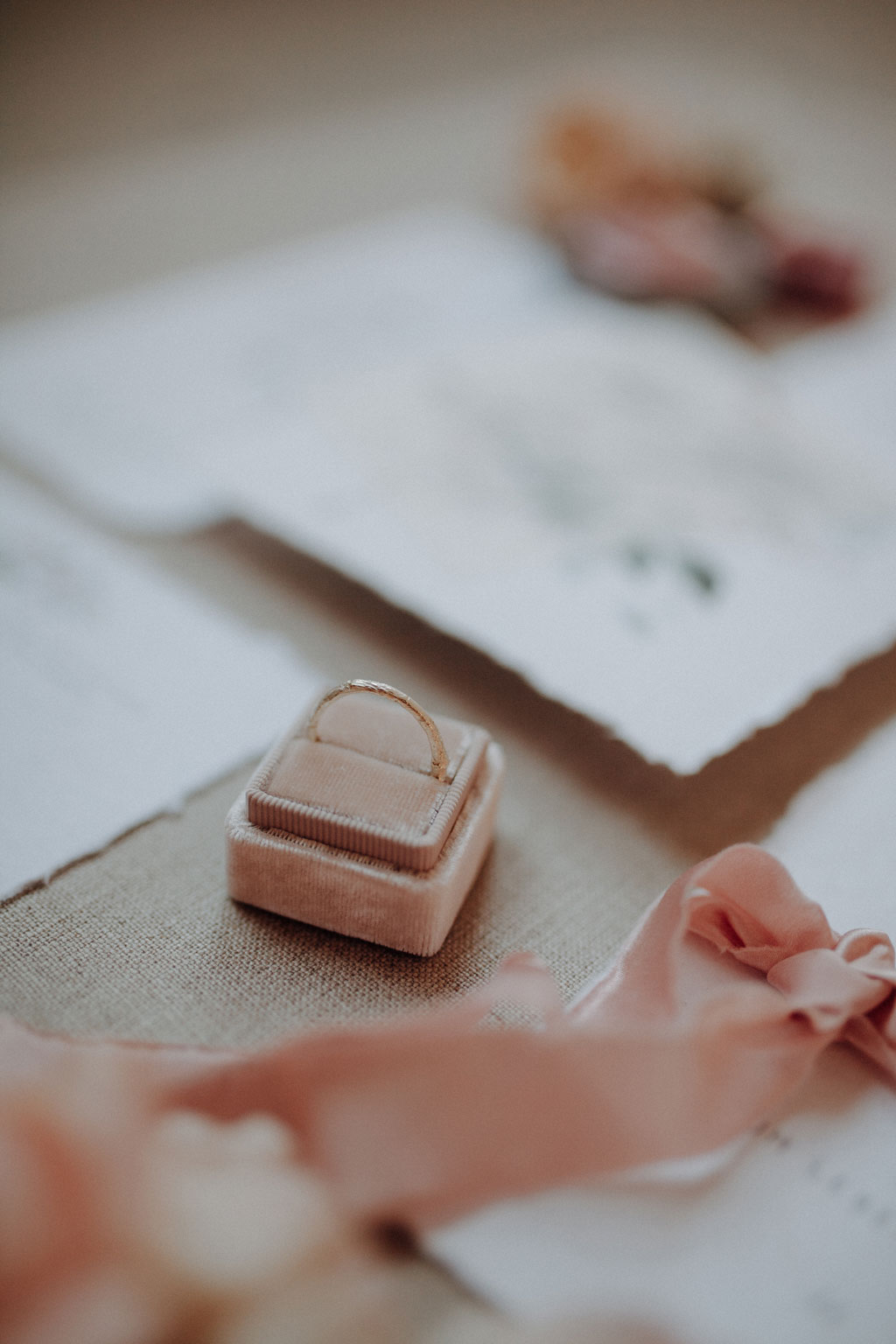 heiraten 2023 mit hochzeitsfotograf berlin in Fabrikgebäude Frühlingshochzeit in der Fabrik 23 in berlin Kirschblüten Paarfotos hochzeitsfotografie tablesetting Verlobungsring Einladungskarten rosa lachs