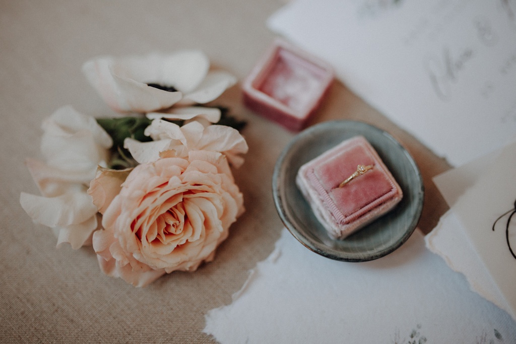 heiraten 2023 mit hochzeitsfotograf berlin in Fabrikgebäude Frühlingshochzeit in der Fabrik 23 in berlin Kirschblüten Paarfotos hochzeitsfotografie tablesetting Verlobungsring Einladungskarten rosa lachs