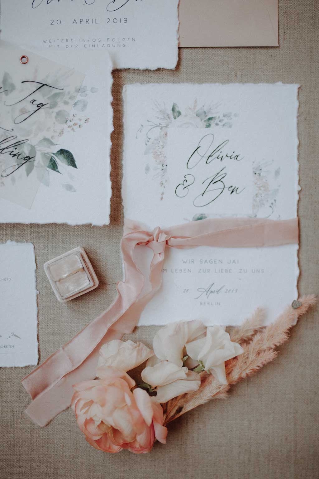 heiraten 2023 mit hochzeitsfotograf berlin in Fabrikgebäude Frühlingshochzeit in der Fabrik 23 in berlin Kirschblüten Paarfotos hochzeitsfotografie tablesetting Verlobungsring Einladungskarten rosa lachs