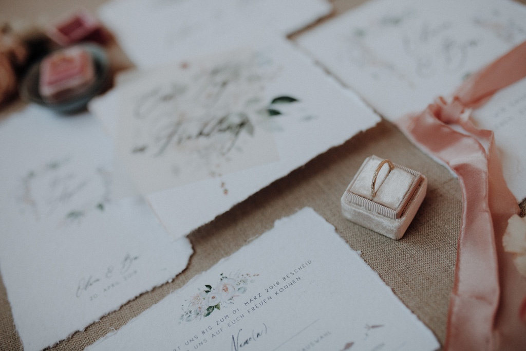 heiraten 2023 mit hochzeitsfotograf berlin in Fabrikgebäude Frühlingshochzeit in der Fabrik 23 in berlin Kirschblüten Paarfotos hochzeitsfotografie tablesetting Verlobungsring Einladungskarten rosa lachs