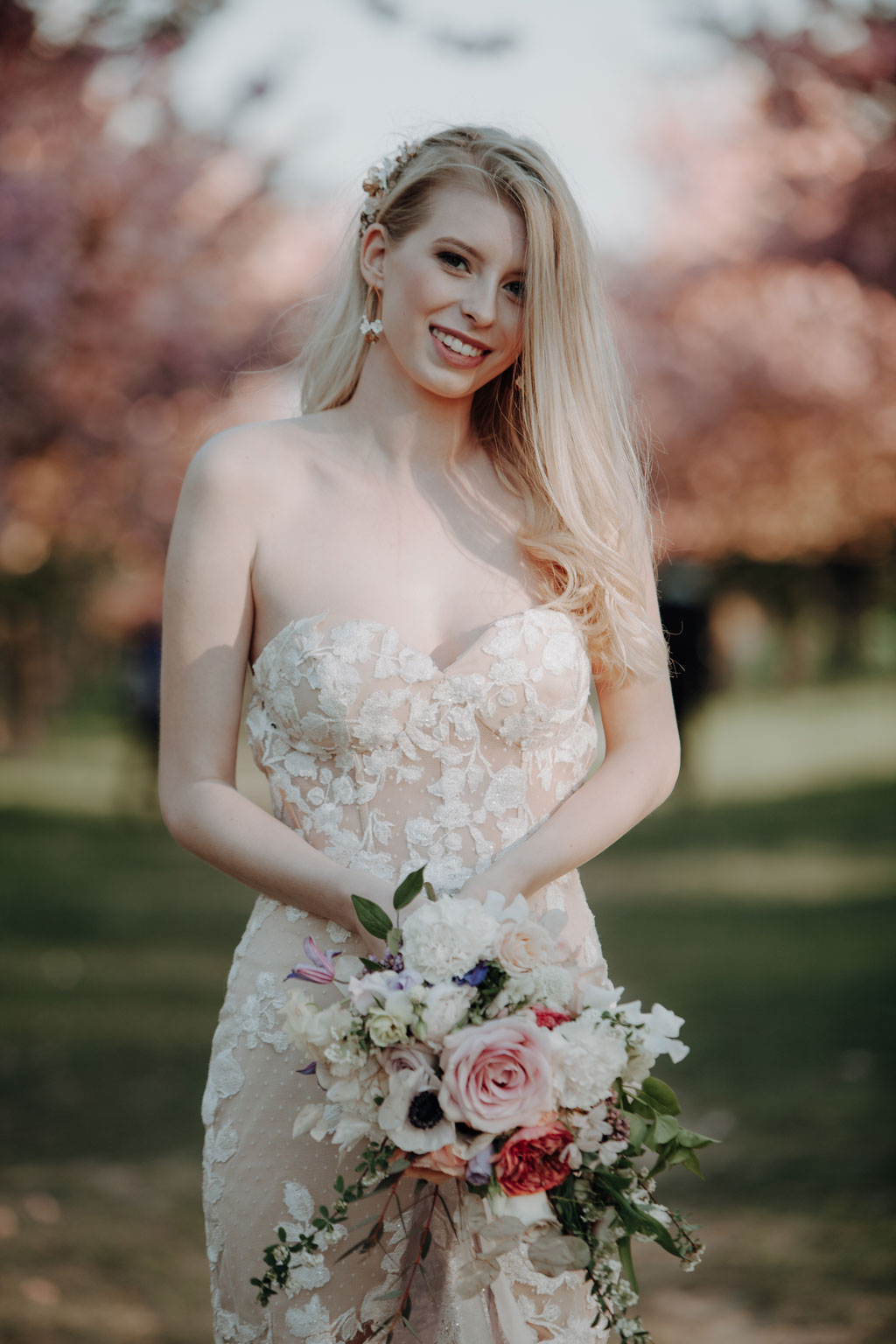 Frühlingshochzeit heiraten berlin im park styleshoot Kirschblüten rosa lachs hochzeitsfotograf berlin