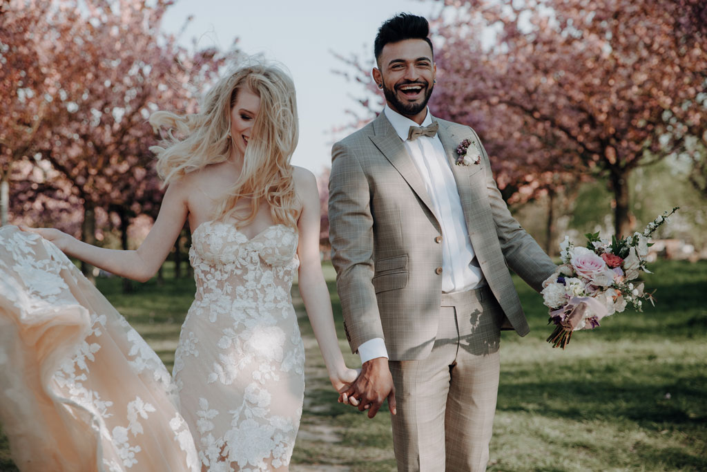 Frühlingshochzeit heiraten berlin im park styleshoot Kirschblüten rosa lachs hochzeitsfotograf berlin