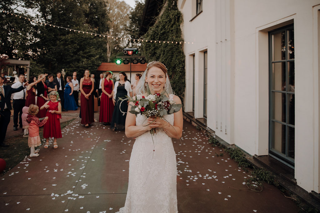 brautstrausswurf Peitz Tanzfläche lachende braut Schleier Brautkleid Brautstrauß Hochzeit Brandenburg hochzeitsfotogarf