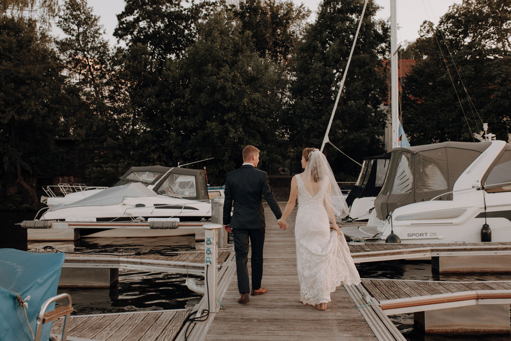 lieberoser heide Brandenburg Hochzeitsfotos couplefotos Hochzeitsfotografie Sommertag somer heiraten in Brandenburg hochzeitsfotograf berlin Hochzeitsfotografie berlin Bootssteg Wasser see