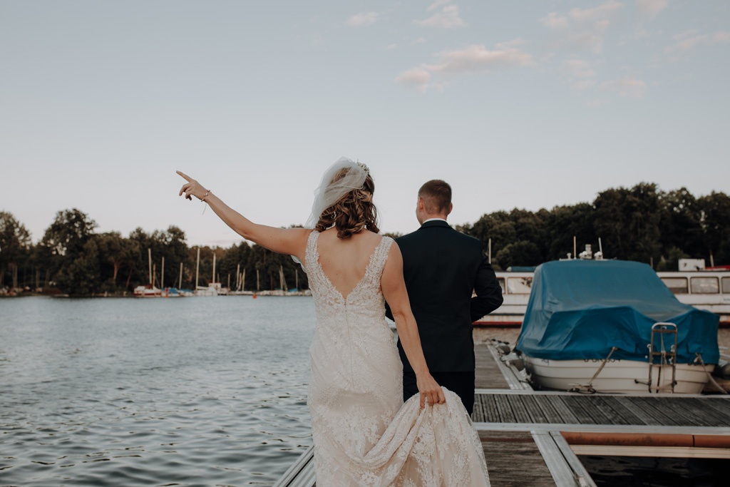 lieberoser heide Brandenburg Hochzeitsfotos couplefotos Hochzeitsfotografie Sommertag somer heiraten in Brandenburg hochzeitsfotograf berlin Hochzeitsfotografie berlin Bootssteg Wasser see