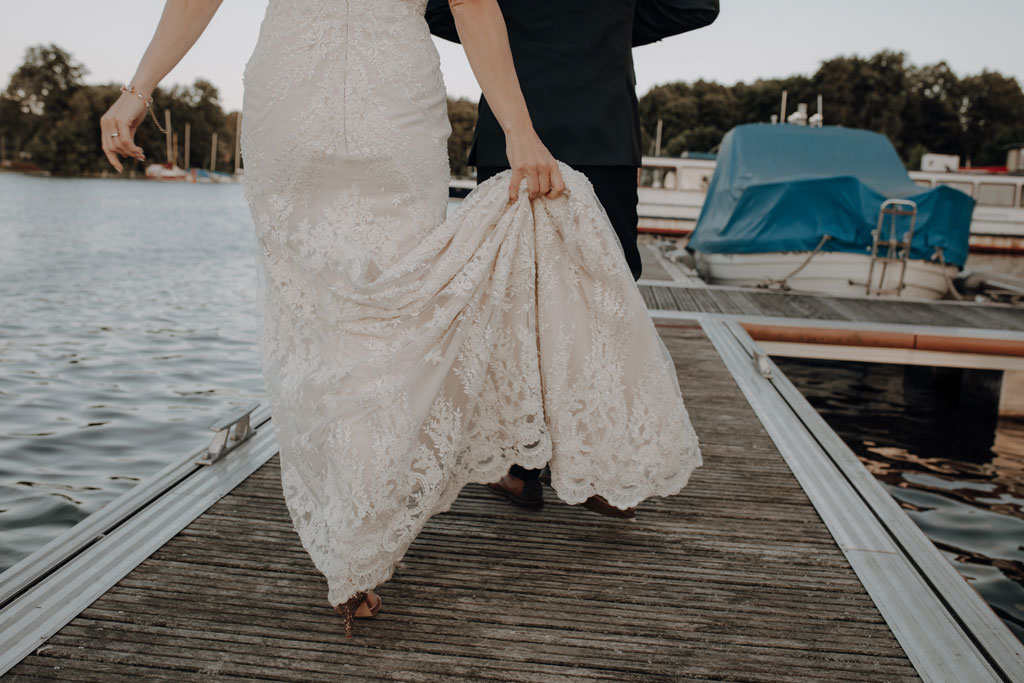 lieberoser heide Brandenburg Hochzeitsfotos couplefotos Hochzeitsfotografie Sommertag somer heiraten in Brandenburg hochzeitsfotograf berlin Hochzeitsfotografie berlin Bootssteg Wasser see