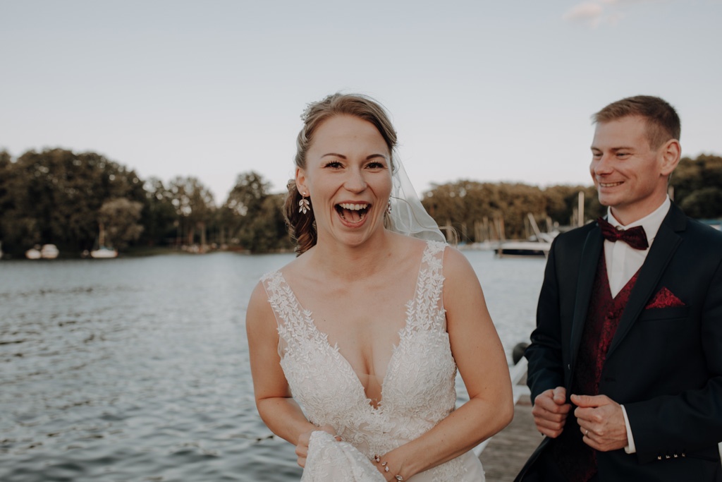 lieberoser heide Brandenburg Hochzeitsfotos couplefotos Hochzeitsfotografie Sommertag somer heiraten in Brandenburg hochzeitsfotograf berlin Hochzeitsfotografie berlin Bootssteg Wasser see