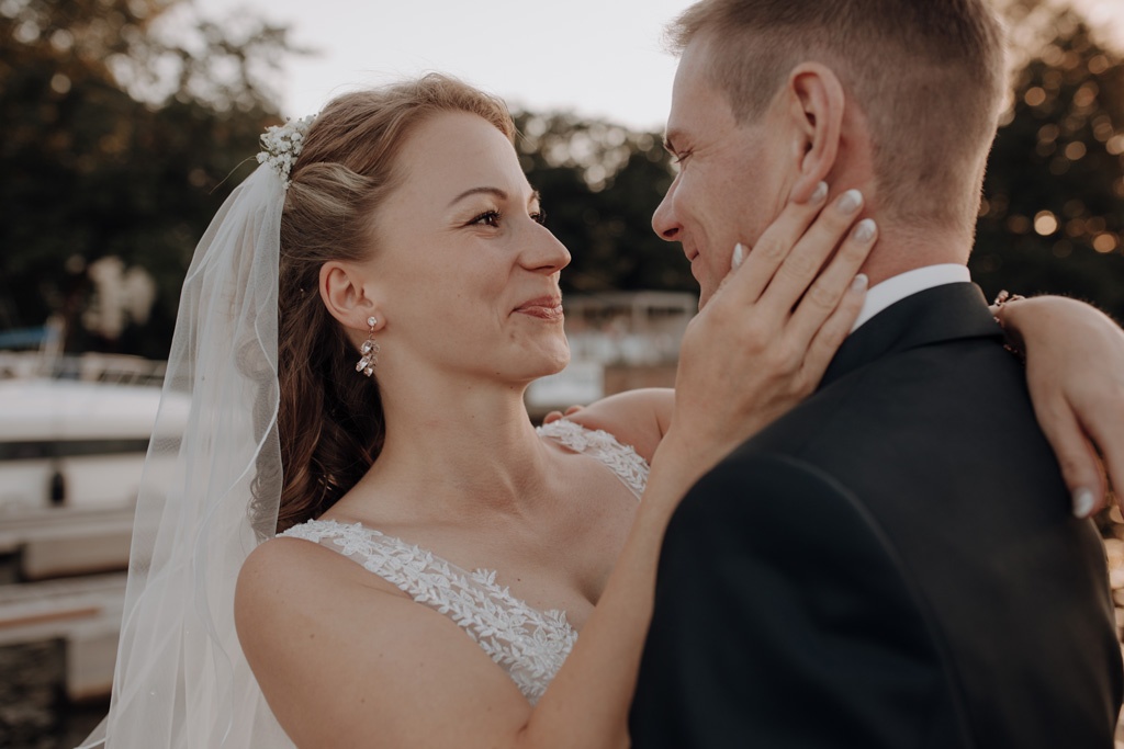 lieberoser heide Brandenburg Hochzeitsfotos couplefotos Hochzeitsfotografie Sommertag somer heiraten in Brandenburg hochzeitsfotograf berlin Hochzeitsfotografie berlin Bootssteg Wasser see