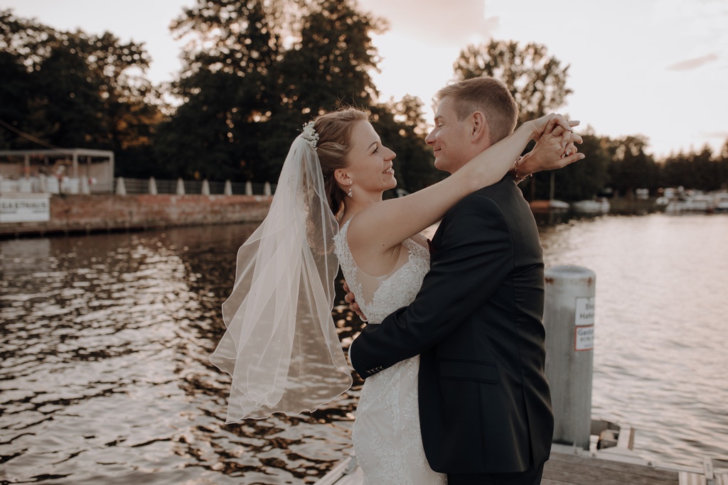 lieberoser heide Brandenburg Hochzeitsfotos couplefotos Hochzeitsfotografie Sommertag somer heiraten in Brandenburg hochzeitsfotograf berlin Hochzeitsfotografie berlin Bootssteg Wasser see