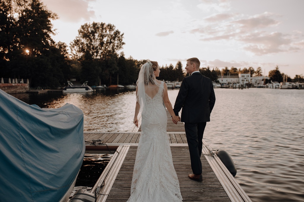 lieberoser heide Brandenburg Hochzeitsfotos couplefotos Hochzeitsfotografie Sommertag somer heiraten in Brandenburg hochzeitsfotograf berlin Hochzeitsfotografie berlin Bootssteg Wasser see