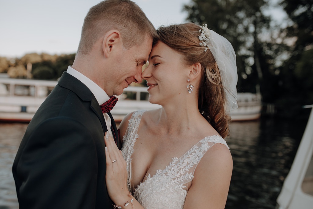 lieberoser heide Brandenburg Hochzeitsfotos couplefotos Hochzeitsfotografie Sommertag somer heiraten in Brandenburg hochzeitsfotograf berlin Hochzeitsfotografie berlin Bootssteg Wasser see