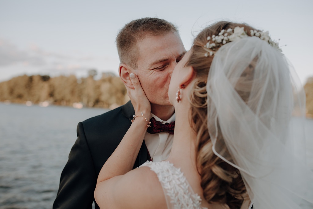 lieberoser heide Brandenburg Hochzeitsfotos couplefotos Hochzeitsfotografie Sommertag somer heiraten in Brandenburg hochzeitsfotograf berlin Hochzeitsfotografie berlin Bootssteg Wasser see