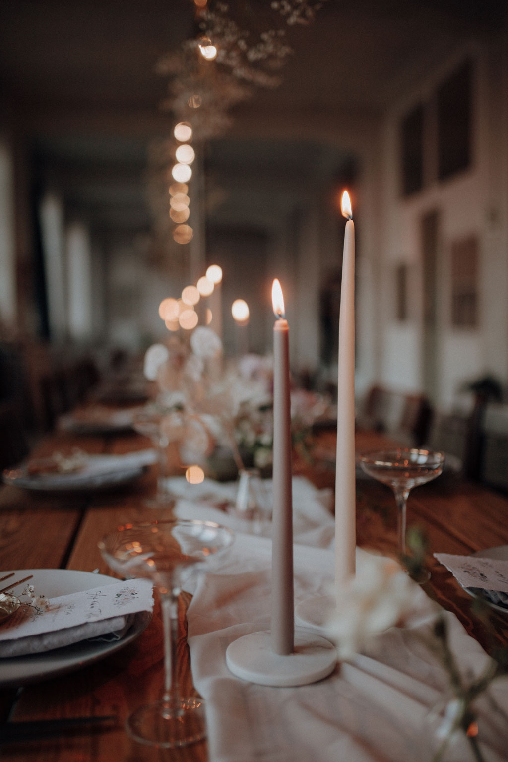 heiraten 2023 mit hochzeitsfotograf berlin in Fabrikgebäude Frühlingshochzeit in der Fabrik 23 in berlin Kirschblüten Paarfotos hochzeitsfotografie rosa lachs Frühlingshochzeit berlin tablesetting tischdeko