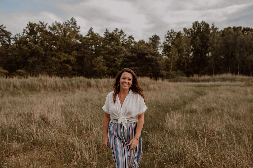 portraitsfotos in berlin grün Natur in Bewegung tanzende Frau Sinnlichkeit und spaß