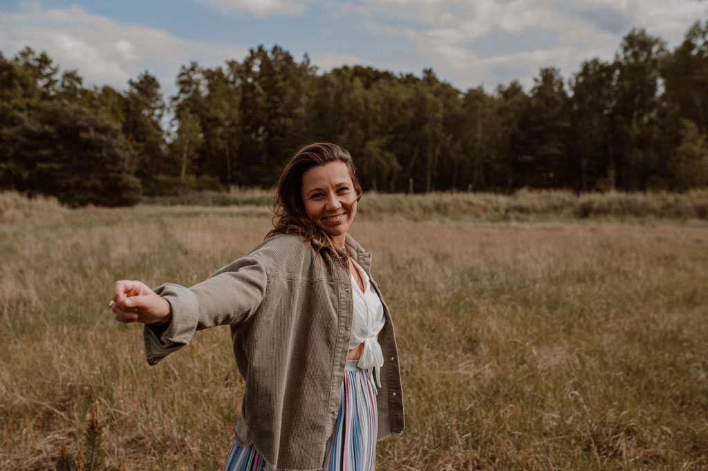 portraitsfotos in berlin grün Natur in Bewegung tanzende Frau Sinnlichkeit und spaß