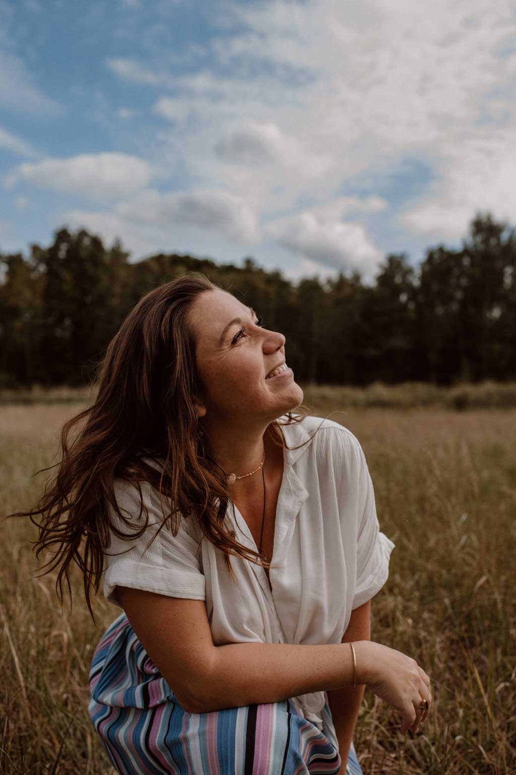 portraitsfotos in berlin grün Natur in Bewegung tanzende Frau Sinnlichkeit und spaß