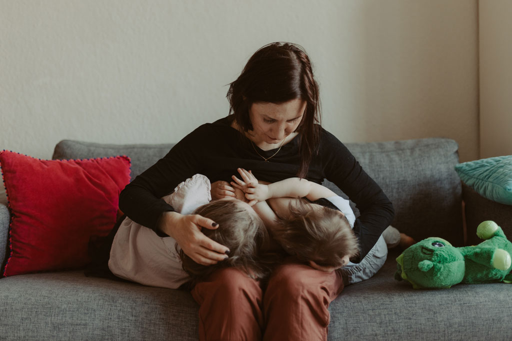 familienfotos in Neukölln Familienfotografin macht Bilder beim stillen und spielen Familienreportage Fotos zu Hause in berlin
