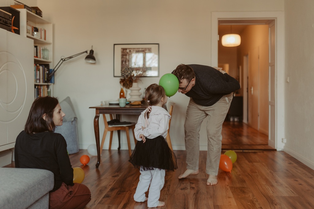 familienfotos in Neukölln Familienfotografin macht Bilder beim stillen und spielen Familienreportage Fotos zu Hause in berlin