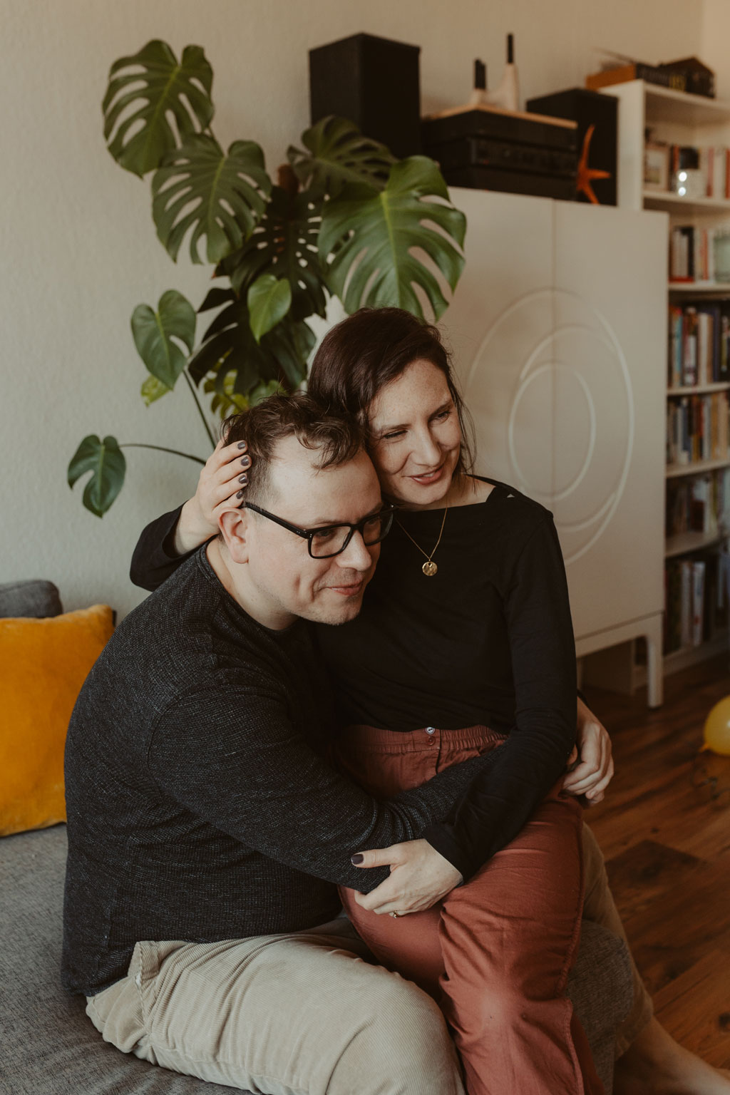 familienfotos in Neukölln Familienfotografin macht Bilder beim stillen und spielen Familienreportage Fotos zu Hause in berlin