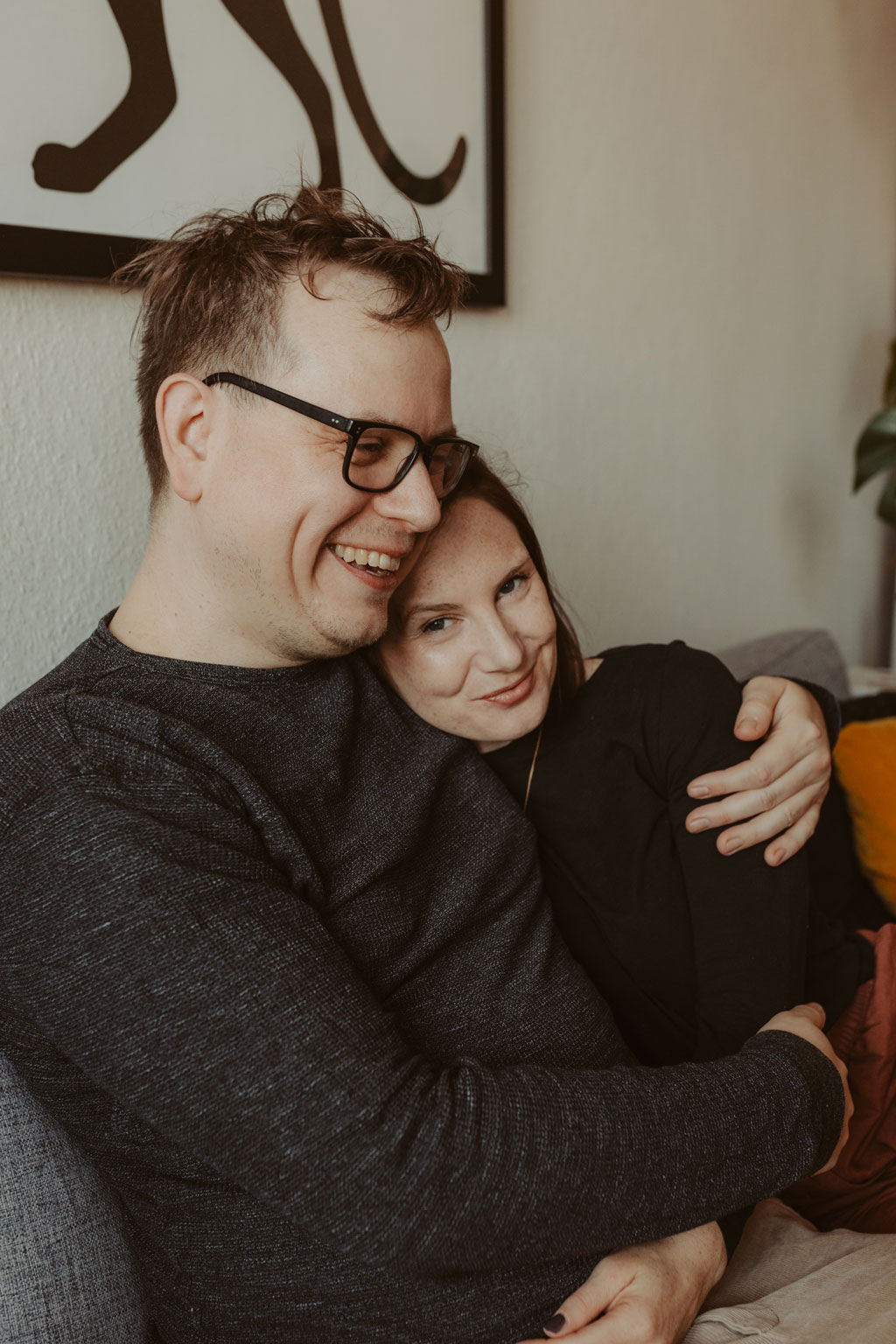 familienfotos in Neukölln Familienfotografin macht Bilder beim stillen und spielen Familienreportage Fotos zu Hause in berlin