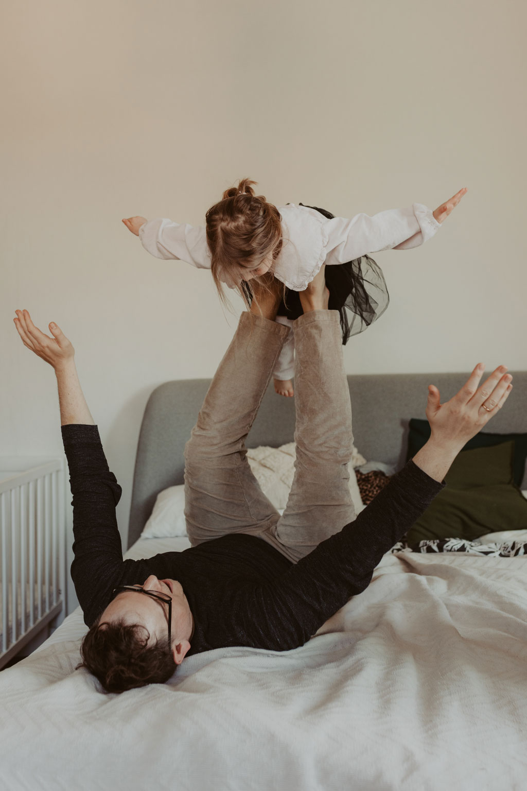 familienfotos in Neukölln Familienfotografin macht Bilder beim stillen und spielen Familienreportage Fotos zu Hause in berlin
