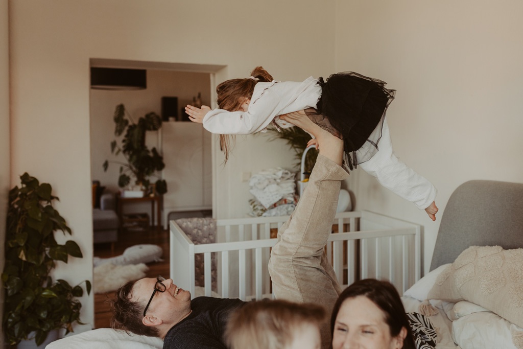familienfotos in Neukölln Familienfotografin macht Bilder beim stillen und spielen Familienreportage Fotos zu Hause in berlin