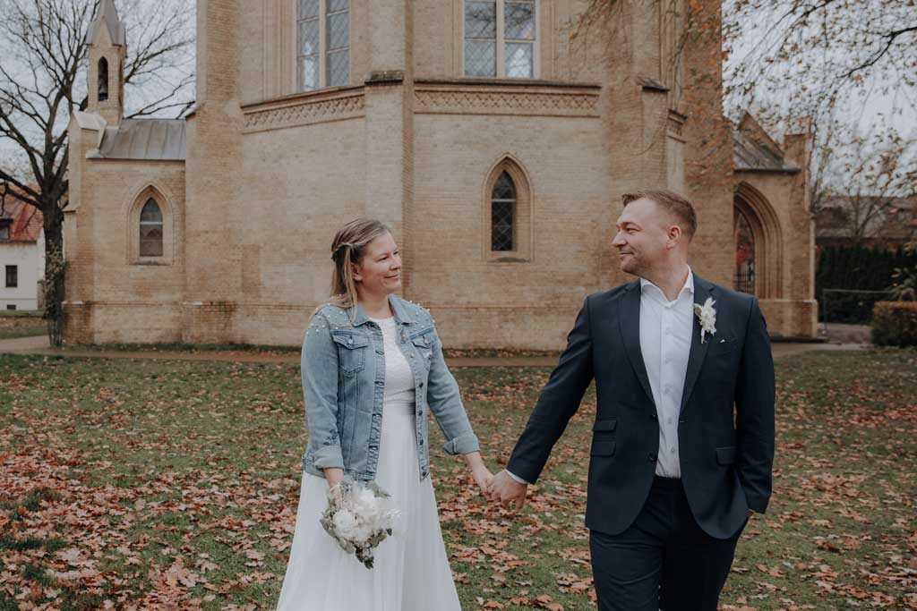 Die schönsten Standesämter in Berlin - Brandenburg 48 heiraten in der alten neuendorfer Kirche in Potsdam Brandenburg Standesamt Potsdam standesamtlich heiraten hochzeitsfotograf berlin Fotoshooting mit Brautpaar