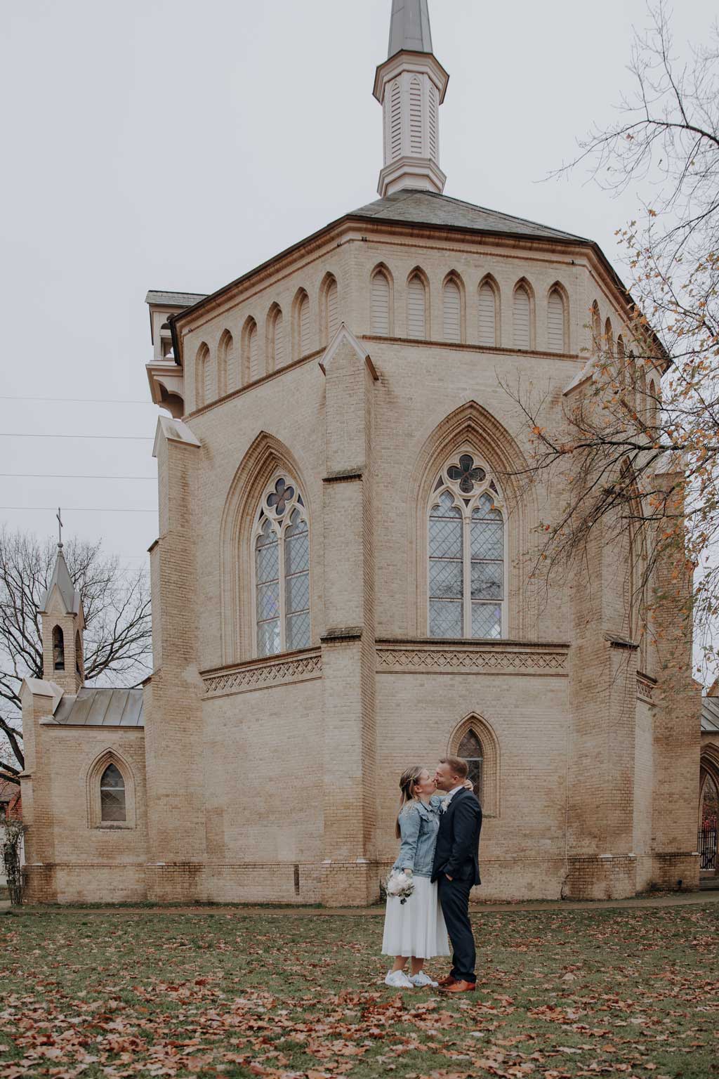 heiraten in der alten neuendorfer Kirche in Potsdam Brandenburg Standesamt Potsdam standesamtlich heiraten hochzeitsfotograf berlin Fotoshooting mit Brautpaar