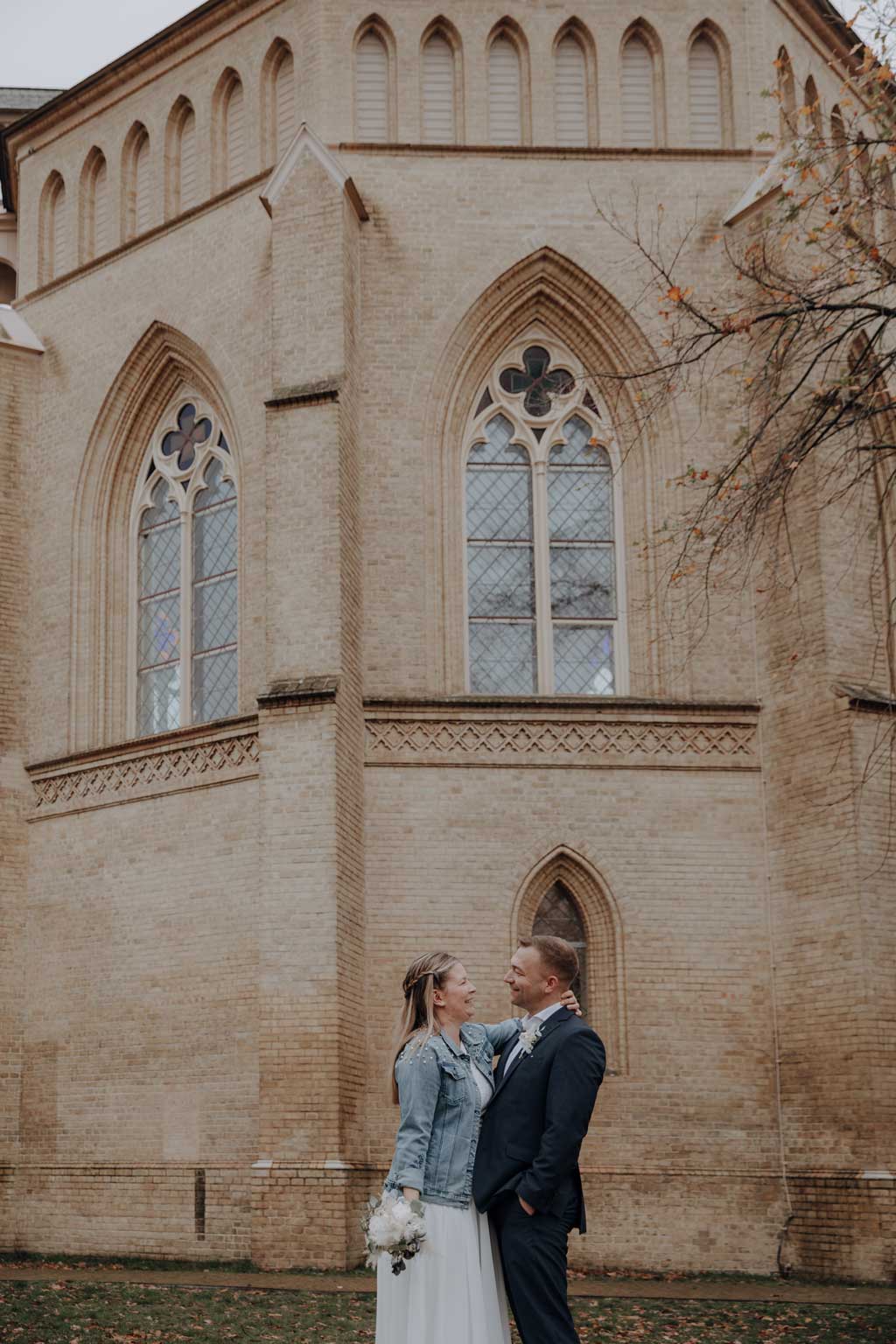 heiraten in der alten neuendorfer Kirche in Potsdam Brandenburg Standesamt Potsdam standesamtlich heiraten hochzeitsfotograf berlin Fotoshooting mit Brautpaar
