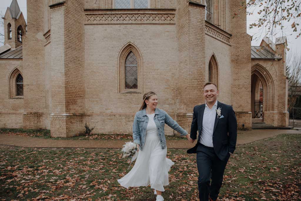 heiraten in der alten neuendorfer Kirche in Potsdam Brandenburg Standesamt Potsdam standesamtlich heiraten hochzeitsfotograf berlin Fotoshooting mit Brautpaar