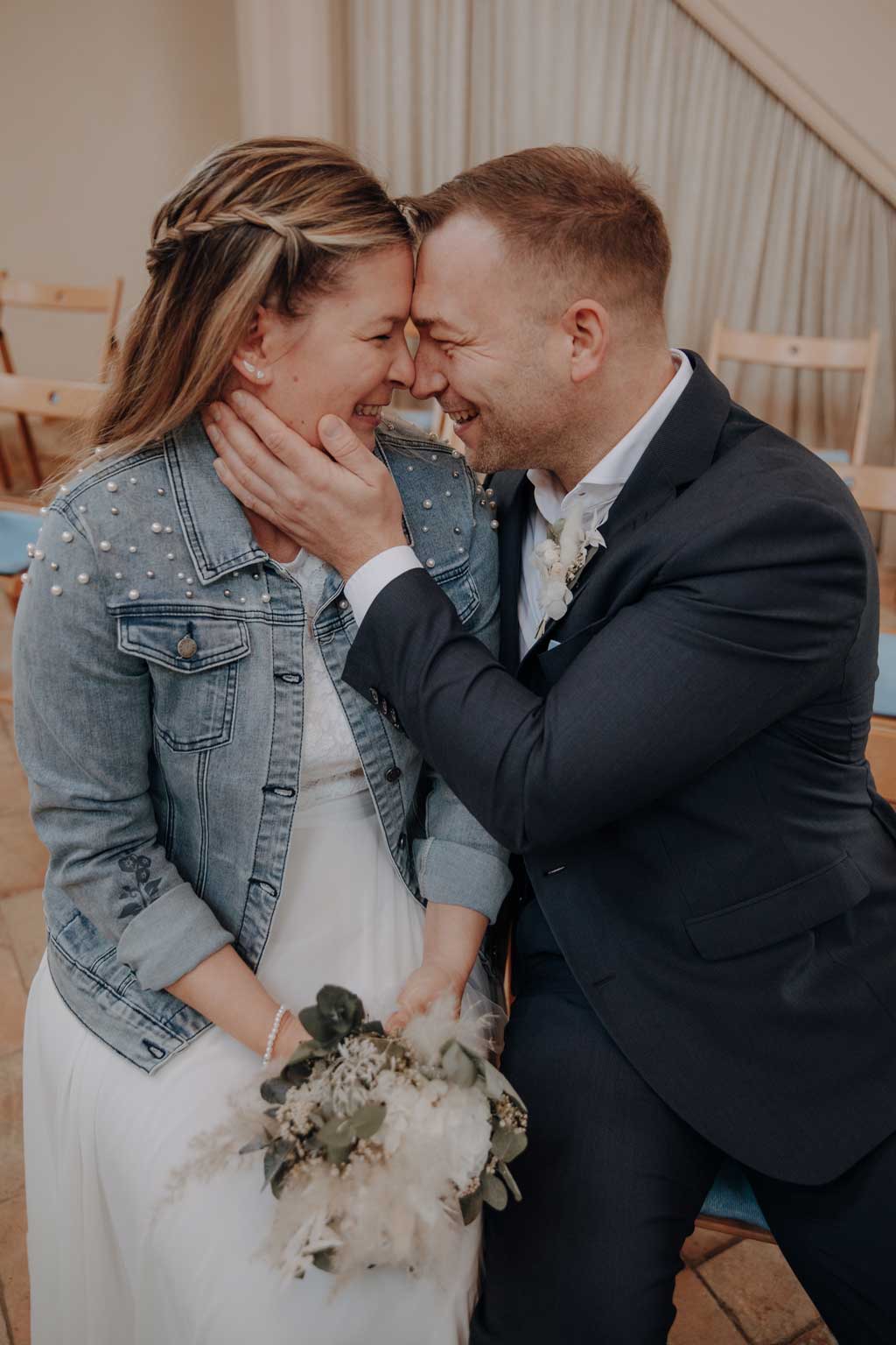 heiraten in der alten neuendorfer Kirche in Potsdam Brandenburg Standesamt Potsdam standesamtlich heiraten hochzeitsfotograf berlin Fotoshooting mit Brautpaar