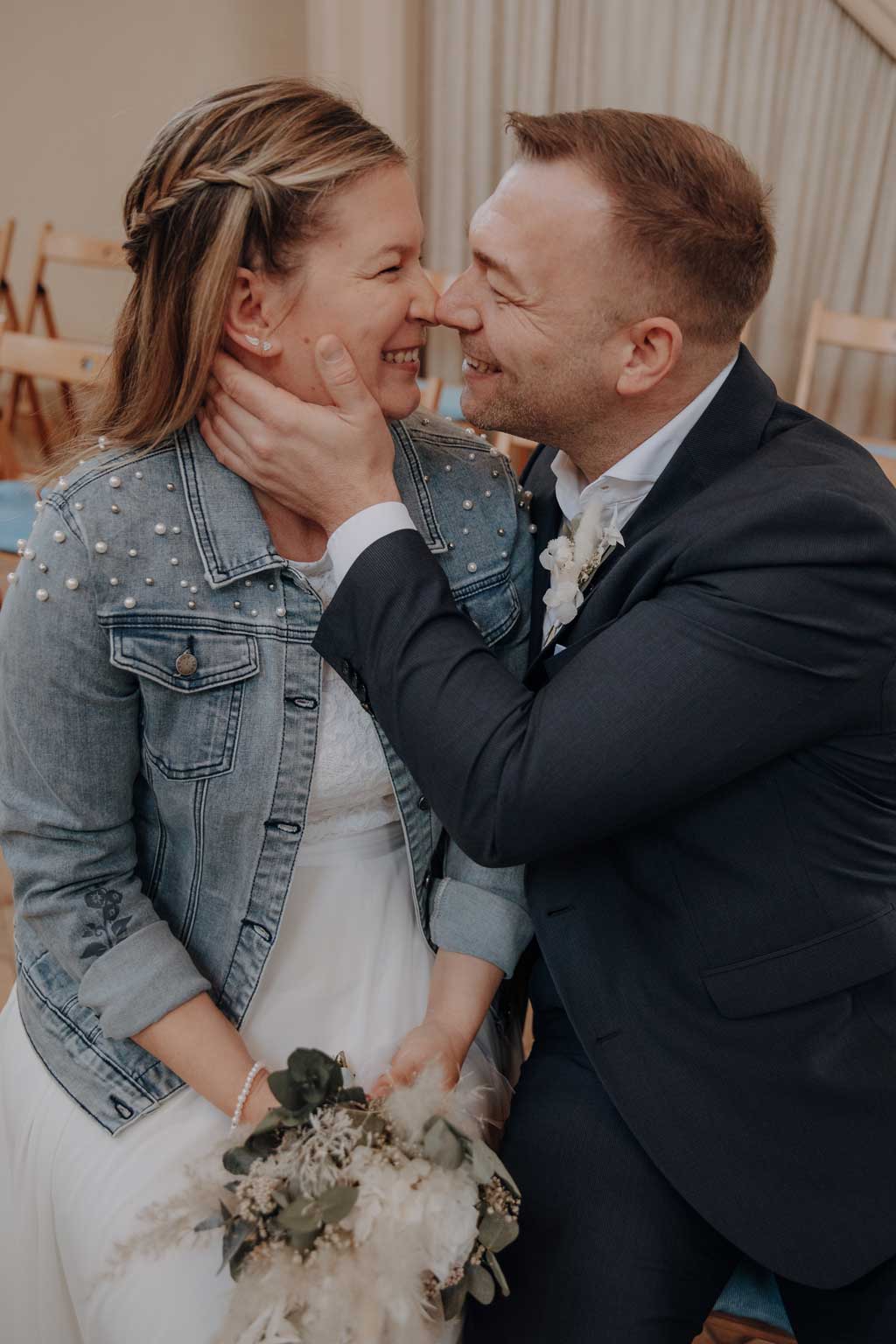 heiraten in der alten neuendorfer Kirche in Potsdam Brandenburg Standesamt Potsdam standesamtlich heiraten hochzeitsfotograf berlin Fotoshooting mit Brautpaar